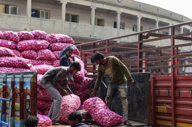 আমদানি স্বাভাবিক থাকলেও হিলিতে হঠাৎ বেড়েছে পেঁয়াজের দাম