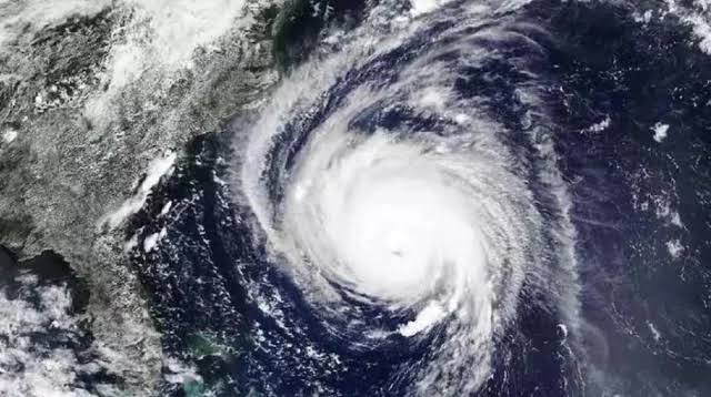 গভীর নিম্নচাপটি রাতেই ঘূর্ণিঝড়ে রূপ নিতে পারে, বন্দরগুলোতে ৩ নম্বর স্থানীয় সতর্কসংকেত