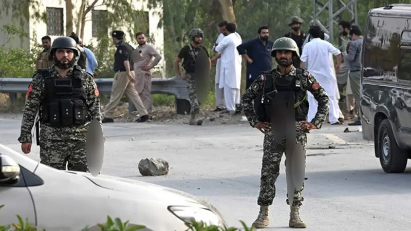 পাকিস্তানে পৃথক সন্ত্রাসী হামলায় ১৮ সেনাসদস্য নিহত