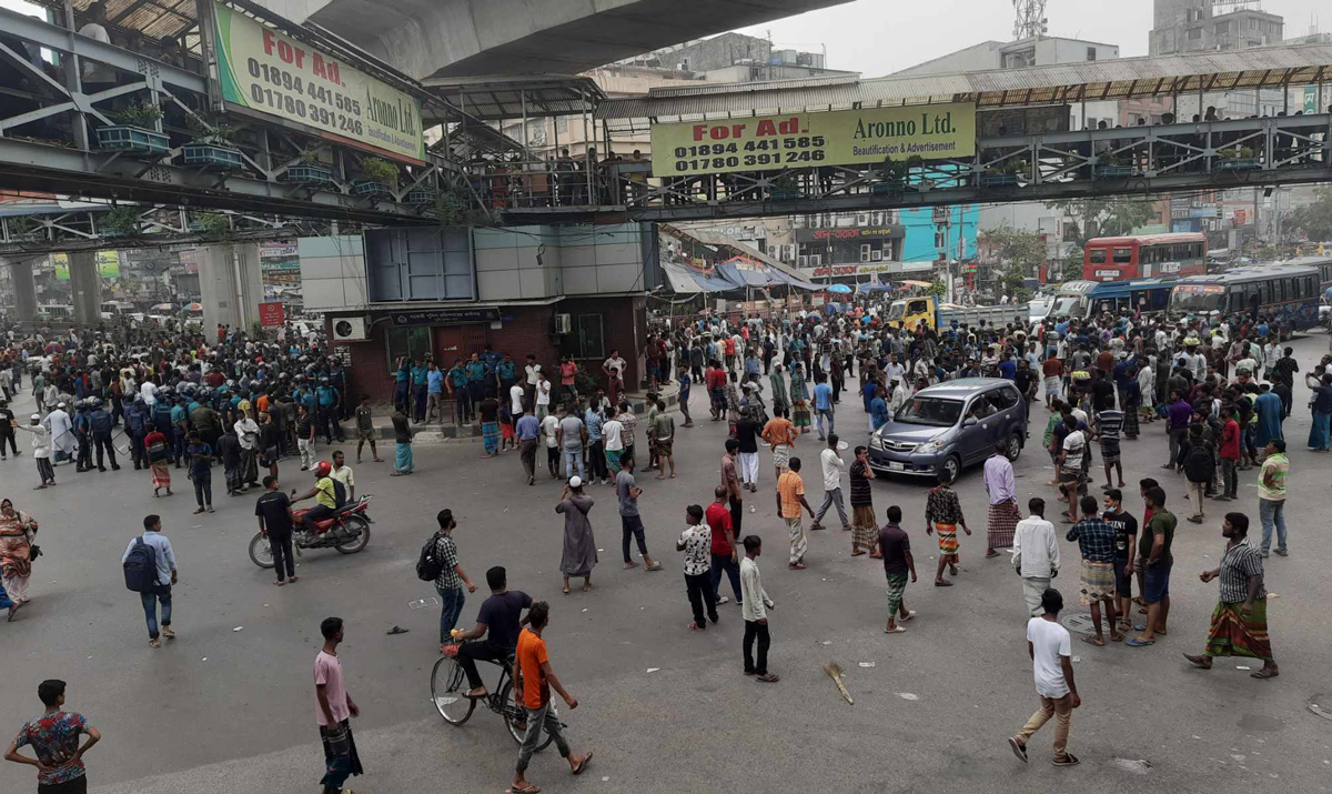 ব্যাটারিচালিত রিকশাচালকদের অবরোধ, তীব্র যানজটে রাজধানী