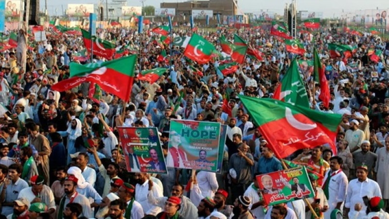 এবার ইমরানের মুক্তির দাবিতে ইসলামাবাদ যাচ্ছেন সমর্থকেরা