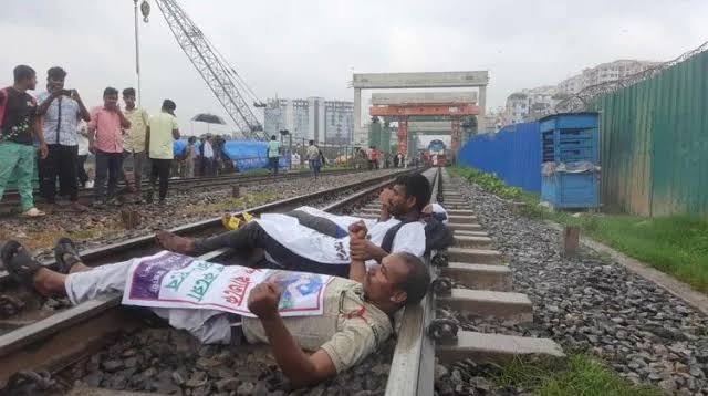এবার রেললাইন অবরোধ অটোচালকদের, ঢাকার সঙ্গে যোগাযোগ বন্ধ