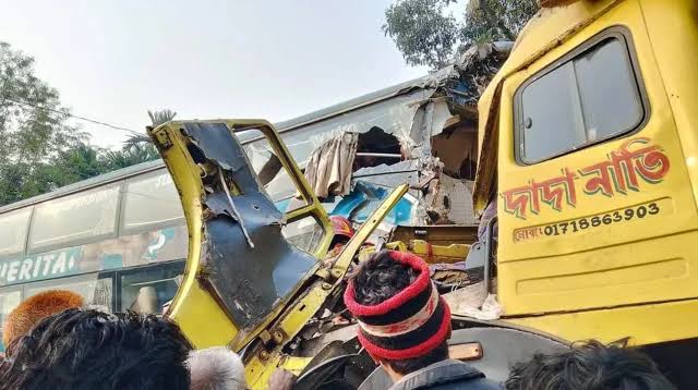 বীরগঞ্জে বাস-ট্রাক সংঘর্ষে চার জন নিহত, আহত ১৬