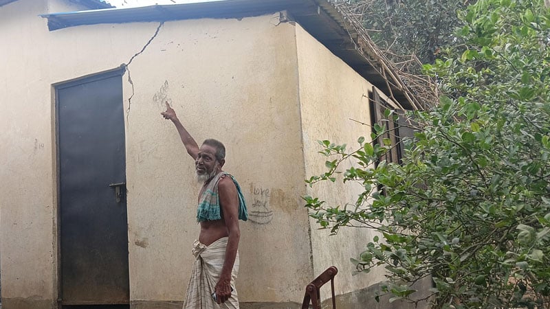 ৩ বছরেই আশ্রয়ণের ঘরে ফাটল, শঙ্কায় দিন কাটছে বাসিন্দাদের
