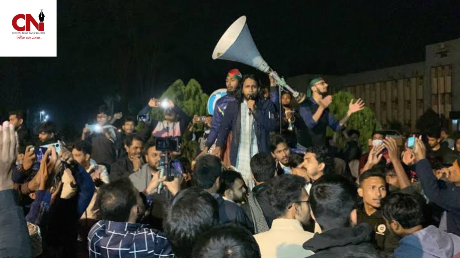 পোষ্য কোটা বাতিল না করলে অনির্দিষ্টকালের জন্য প্রশাসনিক ভবনে তালা