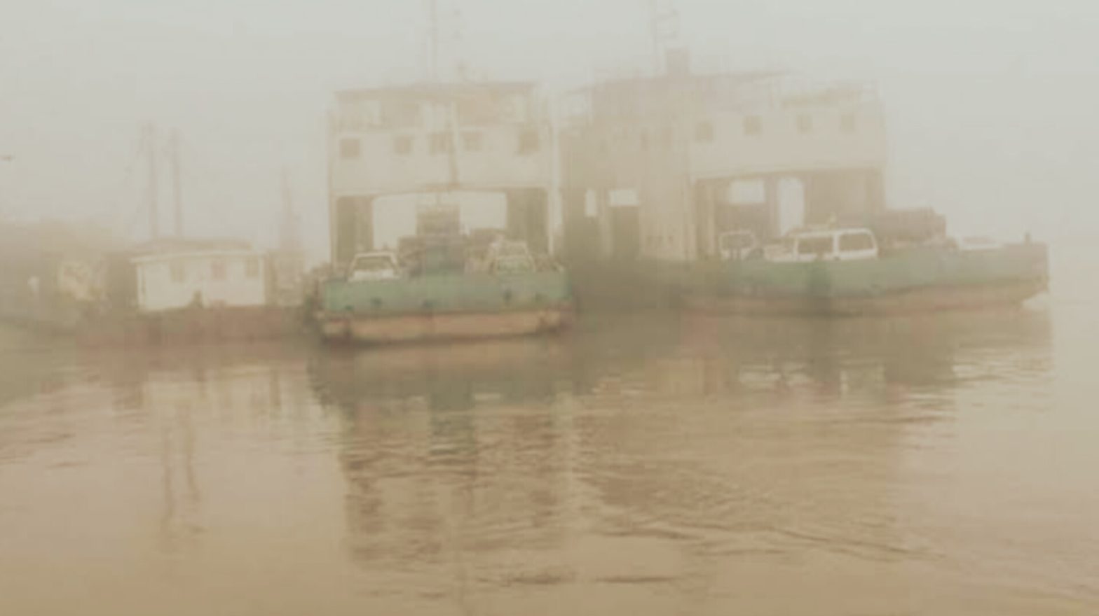 ঘন কুয়াশায় দৌলতদিয়া-পাটুরিয়া নৌরুটে ফেরি বন্ধ