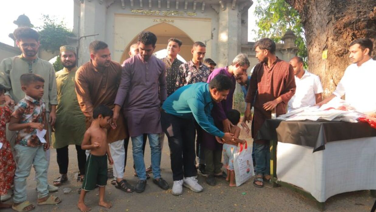 পথশিশুদের মাঝে ছাত্রদল নেতা রাজুর ঈদ উপহার বিতরণ