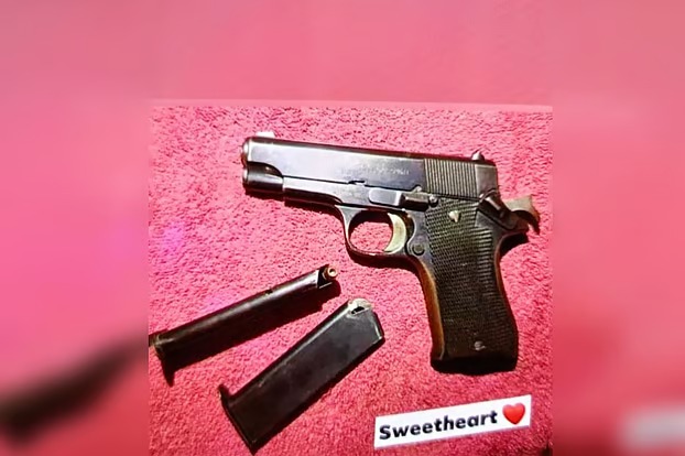 ‘সুইটহার্ট’ লিখে ফেসবুকে অস্ত্রসহ ছবি পোস্ট, তরুণ গ্রেপ্তার