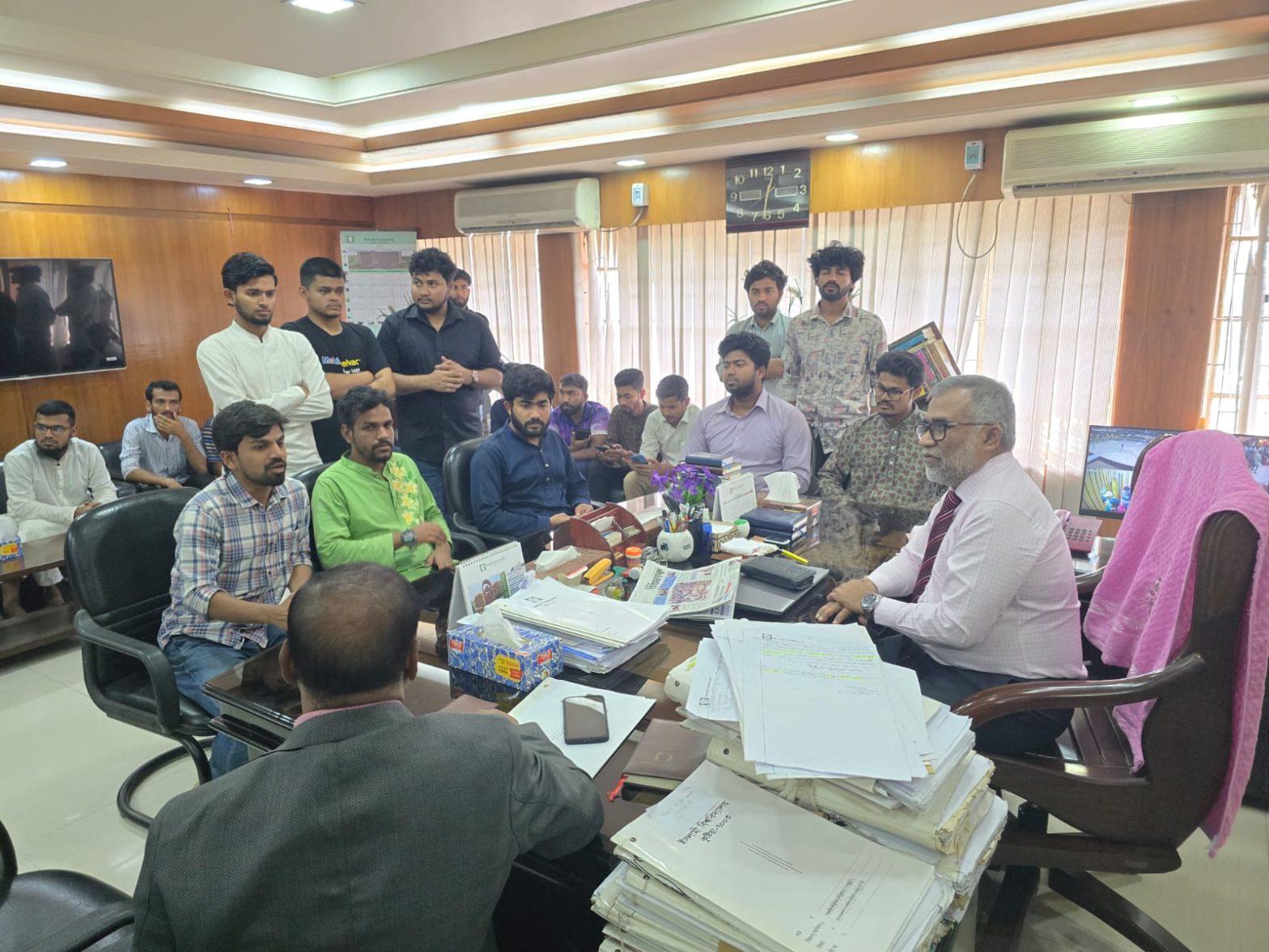 ইবিতে প্রশাসনিক পদে যোগ্যতার ভিত্তিতে নিয়োগের দাবিতে বিক্ষোভ